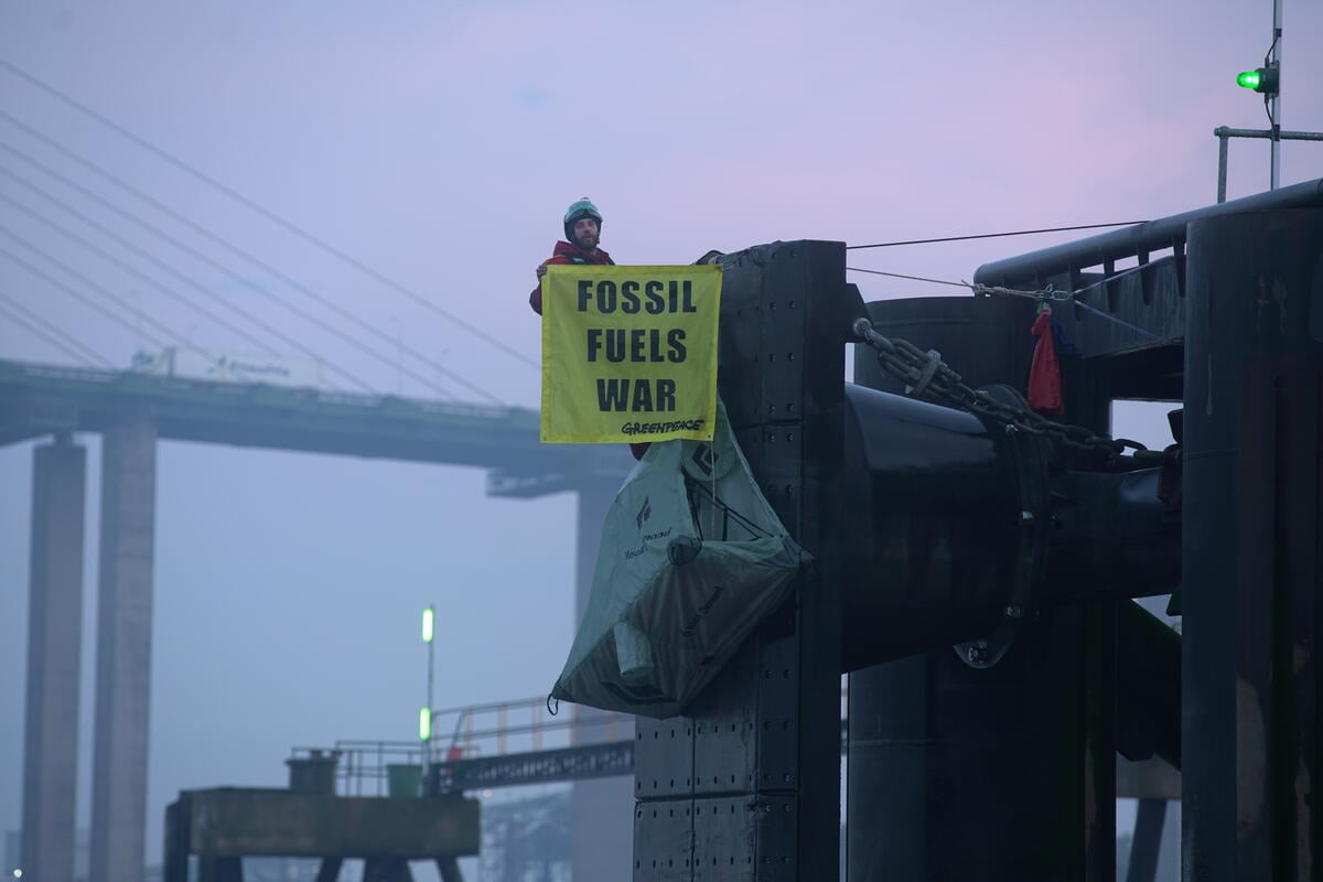 2022年5月，綠色和平行動者阻止一艘運載33,000 噸俄羅斯柴油的油輪停靠英國港口。