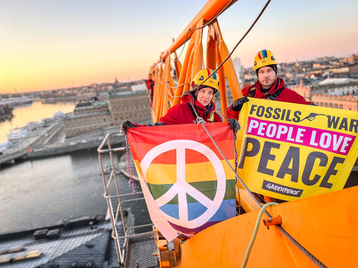 2022年3月，綠色和平北歐行動者在建築起重機上展開象徵和平標誌的標語，要求歐洲各政府停止依賴化石燃料，助長戰爭。