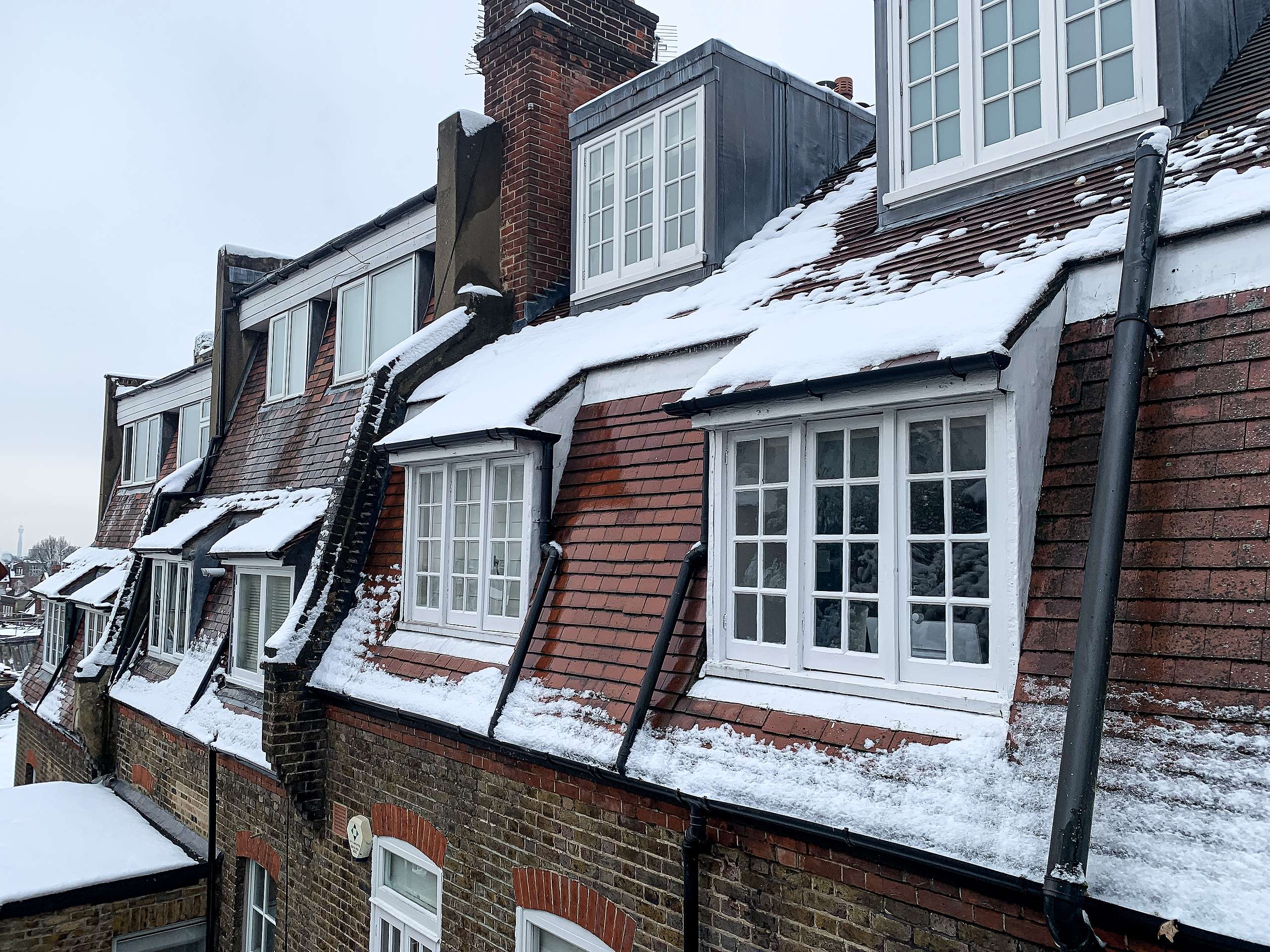 由於不斷上漲的油價和老舊、難以抗寒的住房結構，近四分之一的英國人面臨燃料匱乏問題，根據英國國家統計局資料，2022年英國因寒冬死亡的人數比夏天熱死的人還多。