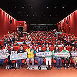 《山椒魚來了》放映會，麥覺明導演與綠色和平和會員合照