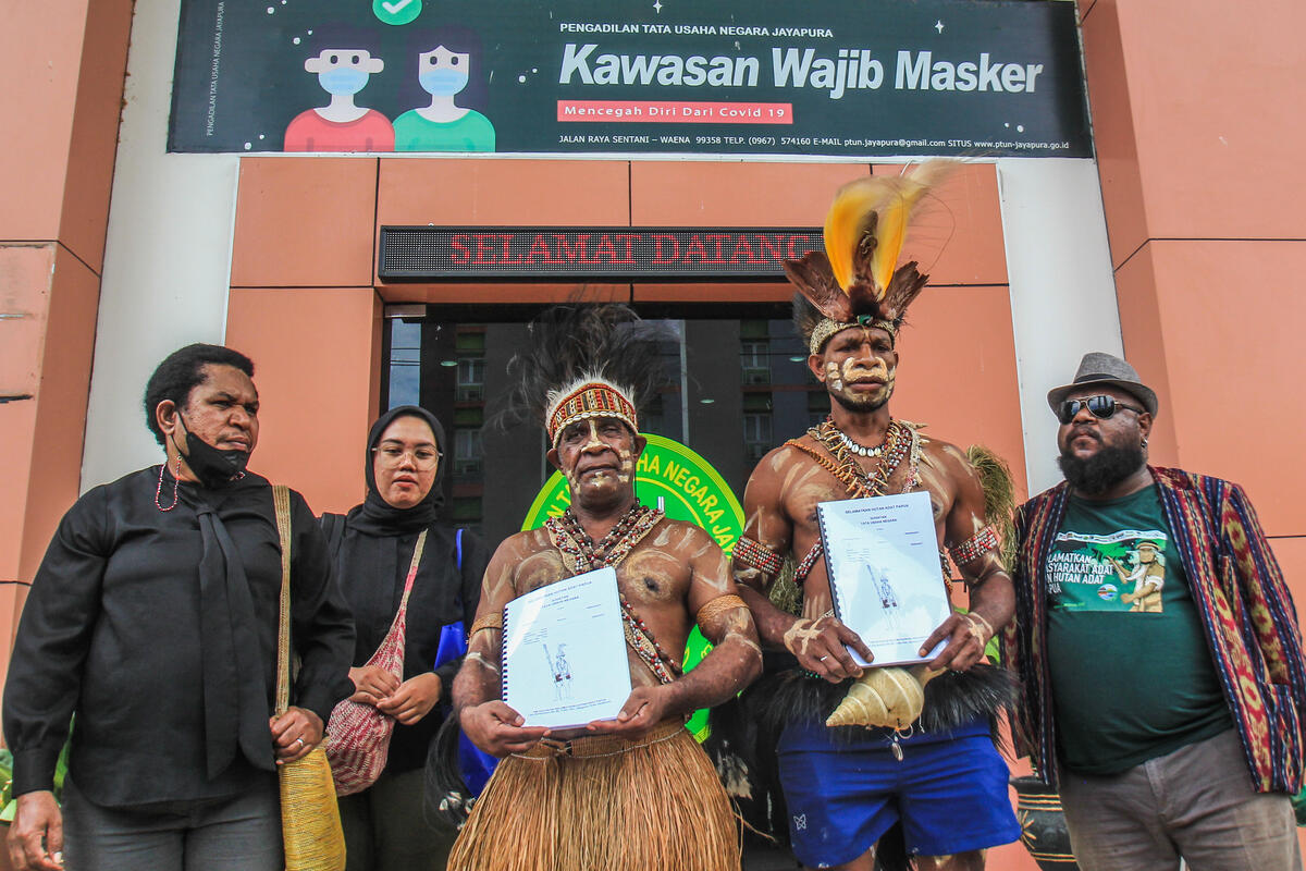 2023年3月13日，綠色和平與律師陪同來自印尼巴布亞省Awyu部落的兩名氏族領袖提起訴訟，要求撤銷當局向馬來西亞棕櫚油公司PT Indo Asiana Lestari（PT IAL）頒發的許可證，該許可證同意開發的範圍涵蓋Awyu部落族土。