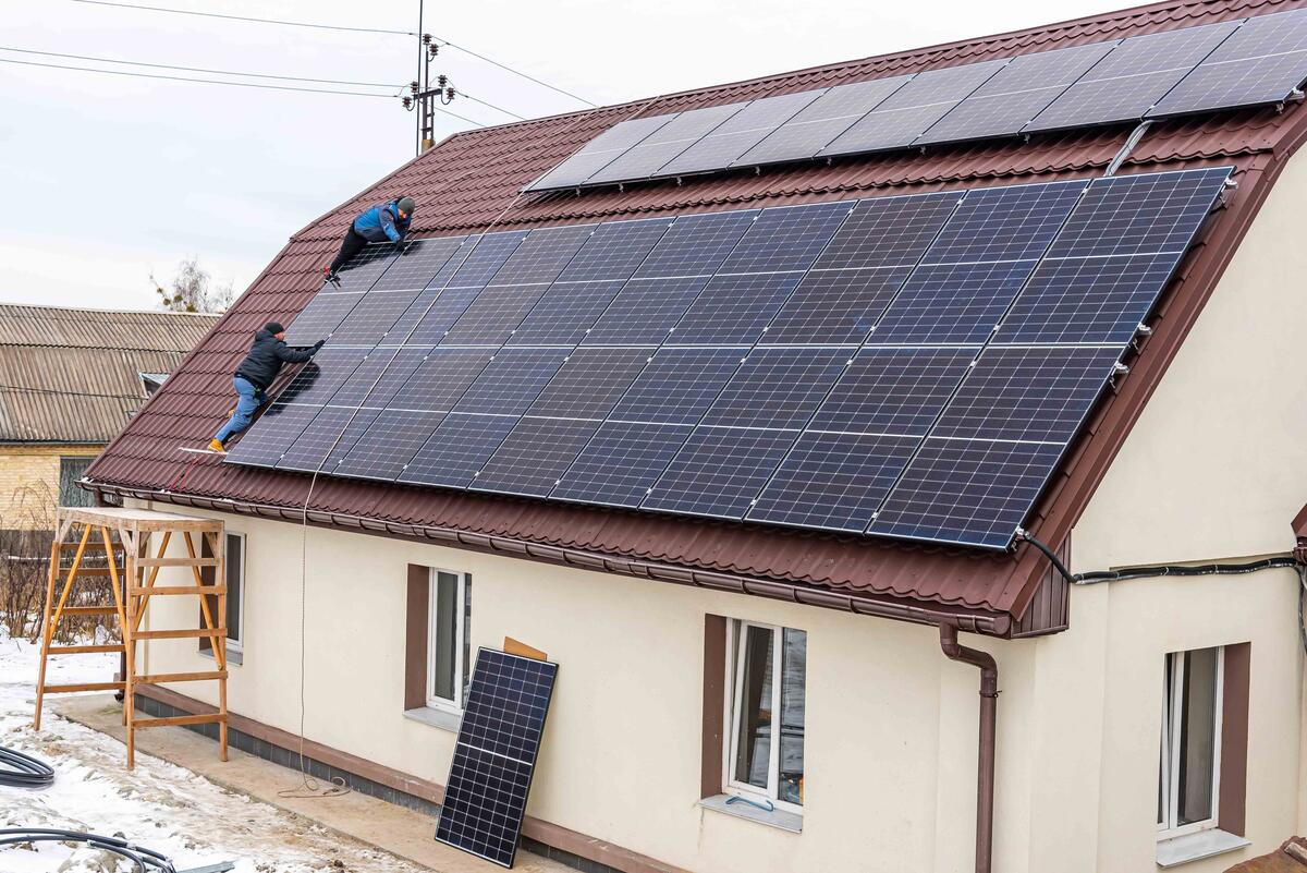 綠色和平協助霍倫卡醫院（Horenka）搭建屋頂型太陽能發電系統及熱泵，確保醫院在停電期間也能正常運作，也期待為烏克蘭的戰後復甦樹立榜樣。