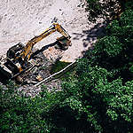 2023年3月22日至23日，綠色和平巴西辦公室團隊在亞馬遜Munduruku和Kayapó原住民土地，展開兩次飛航行動，調查將液壓挖土機用於非法採礦的影響，並實地見證非法採礦對當地造成的破壞。照片中可看見挖土機是由韓國「現代企業」（Hyundai）製造。