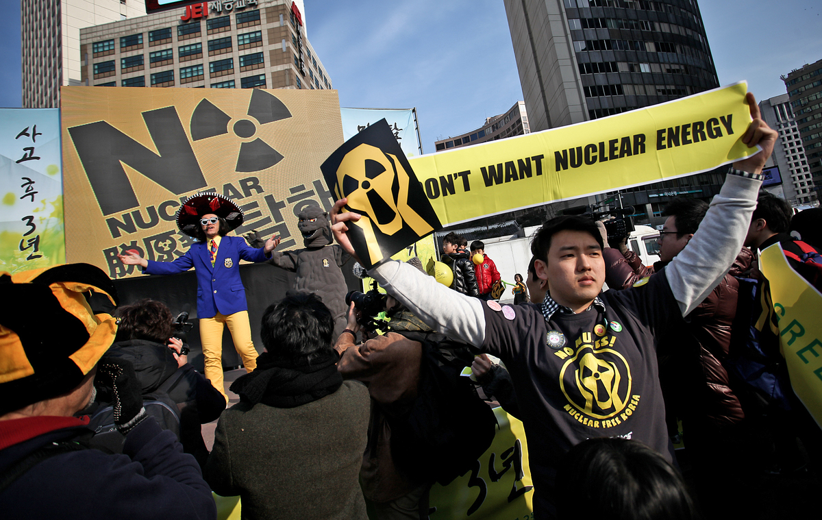 全球在民間也有許多反核的聲量，尤其在日本福島核災過後，許多人不願選擇如此高風險的能源。圖為2014年，日本福島核災3周年時，綠色和平韓國行動者上街倡議，支持反核。