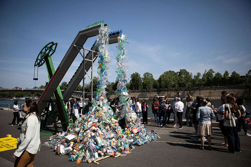 綠色和平在《全球塑膠公約》巴黎會場外矗立五公尺高的巨型裝置，凸顯塑膠包裝無止盡地生產 © Noemie Coissac / Greenpeace
