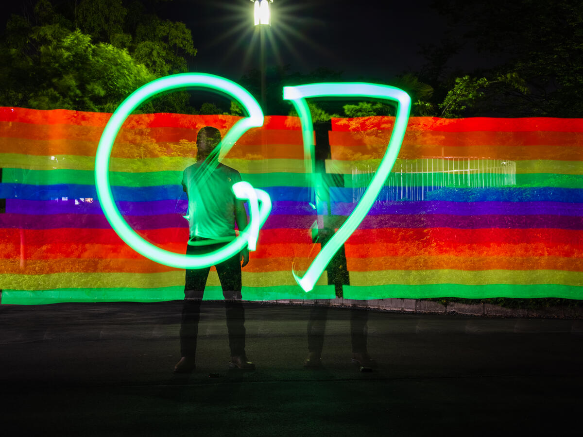2023年廣島G7峰會期間，綠色和平與多個民間組織在廣島市立青年中心以LED燈投影及彩繪，呼籲世界領導人立即淘汰化石燃料，加速發展再生能源。