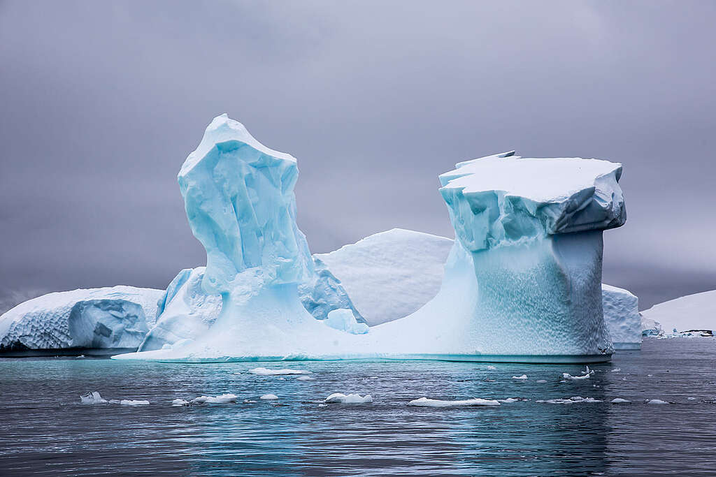 冰經過融化與分解後，形成奇形怪狀的冰山。 © Wilson Cheung