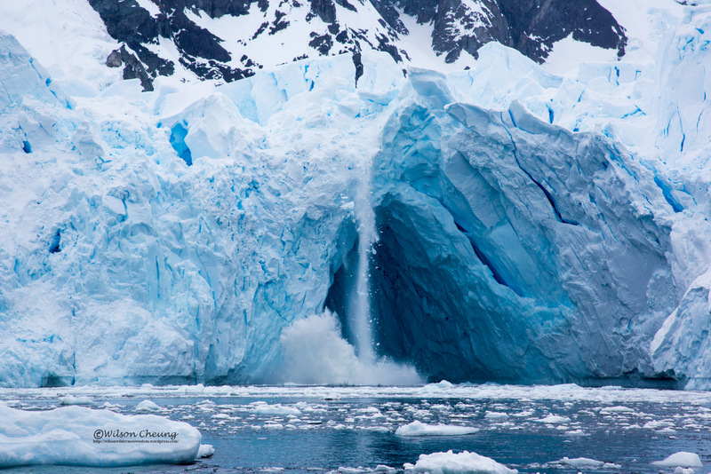 冰山的崩解或斷裂猶如氣候變遷的指標，可能影響海洋洋流和天氣模式，以致加劇海平面上升的現象。 © Wilson Cheung