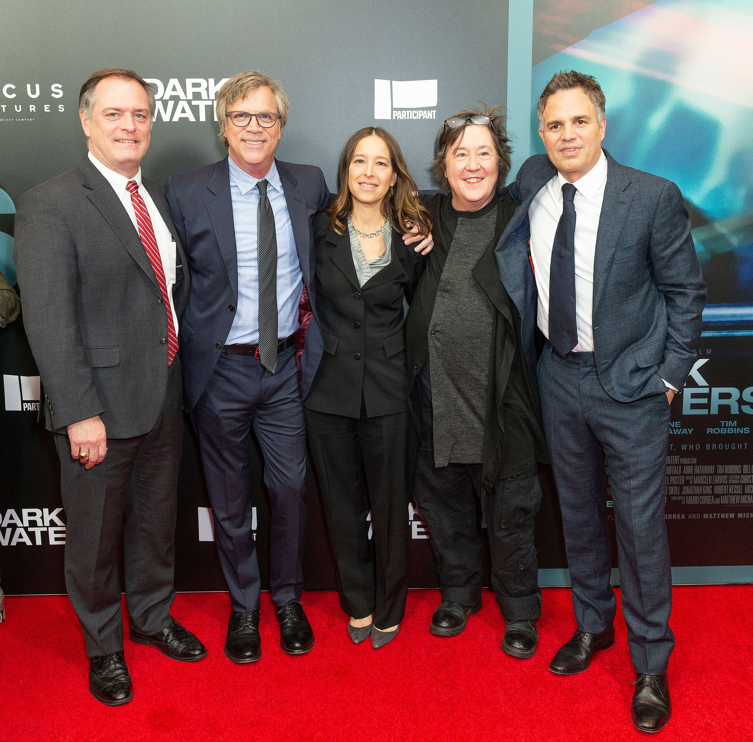 2019年11月12日，電影《黑水風暴》於美國紐約上映，主演Mark Ruffalo（右起）、監製Christine Vachon、Pamela Koffler、導演Todd Haynes，以及男主角本尊Robert Bilott出席首映會。