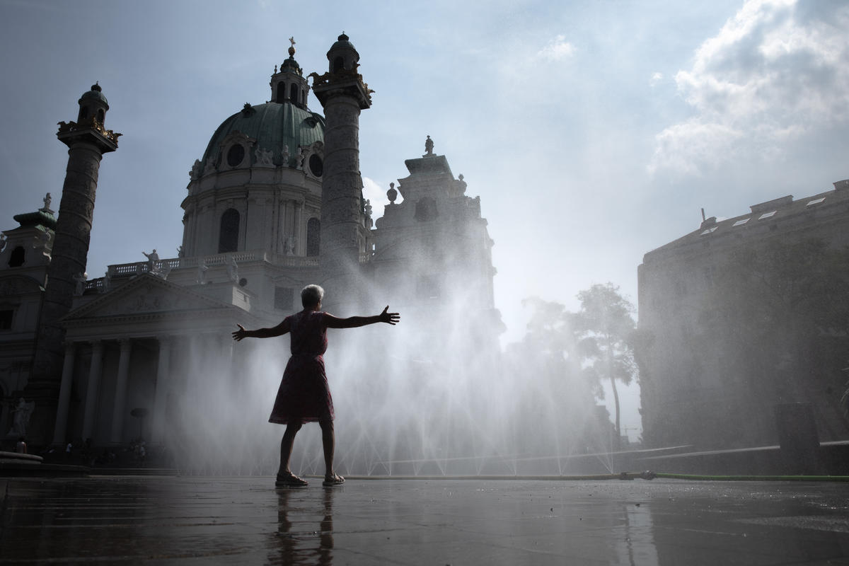義大利維也納的夏季一年比一年更熱，這座城市的熱島效應日益明顯。白天建築吸飽大量熱能，並儲存在水泥中，導致晚上無法降溫。