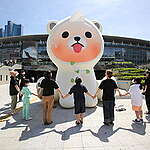 Renewable Energy Action with the "Angry Bear" in Seoul. © Greenpeace / Yeo-sun Park