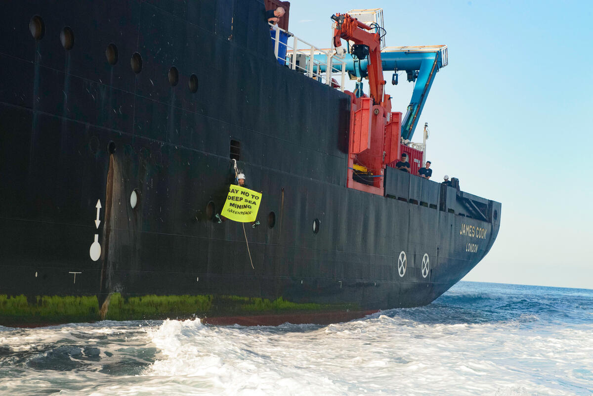 2023年3月，綠色和平英國辦公室行動者攀上英國研究船James Cook號，向這艘剛結束深海採礦研究任務的船艦表達「向深海採礦說不」的訴求，邀請公眾攜手保護海洋。