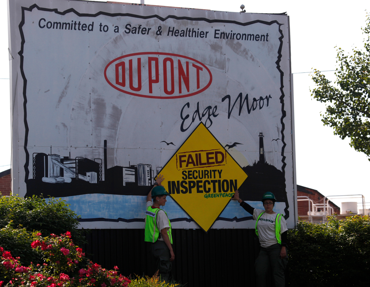 2010年5月，綠色和平行動者於杜邦（DuPont）化工廠外，倡議該企業的安全調查失職，導致數百萬人陷入安全威脅。對照杜邦標語「致力於更安全、健康的環境」，看來格外諷刺。
