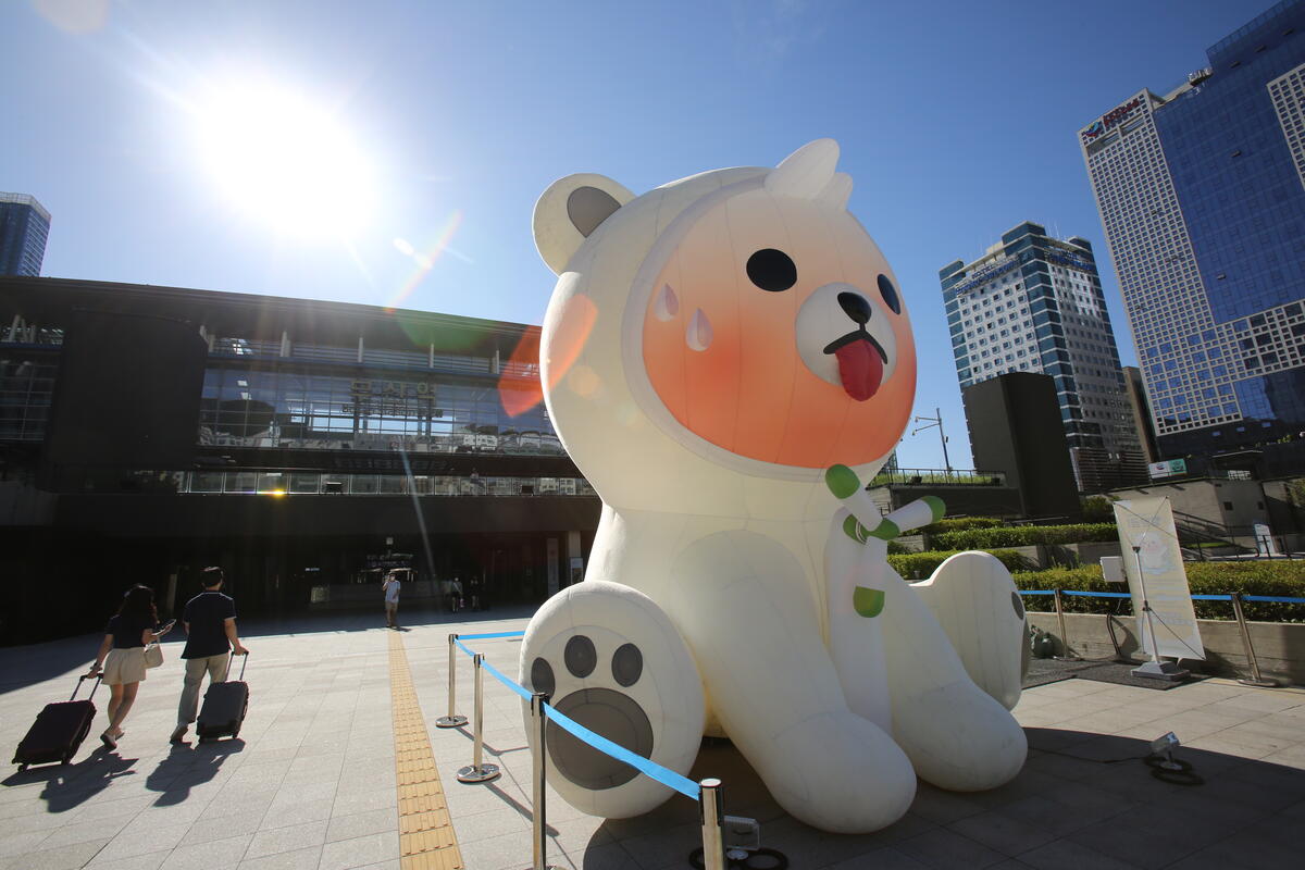 2022年8月，綠色和平韓國行動者在釜山車站前放置「熱怒熊」，要求政府擴大使用綠能，積極減緩氣候危機。