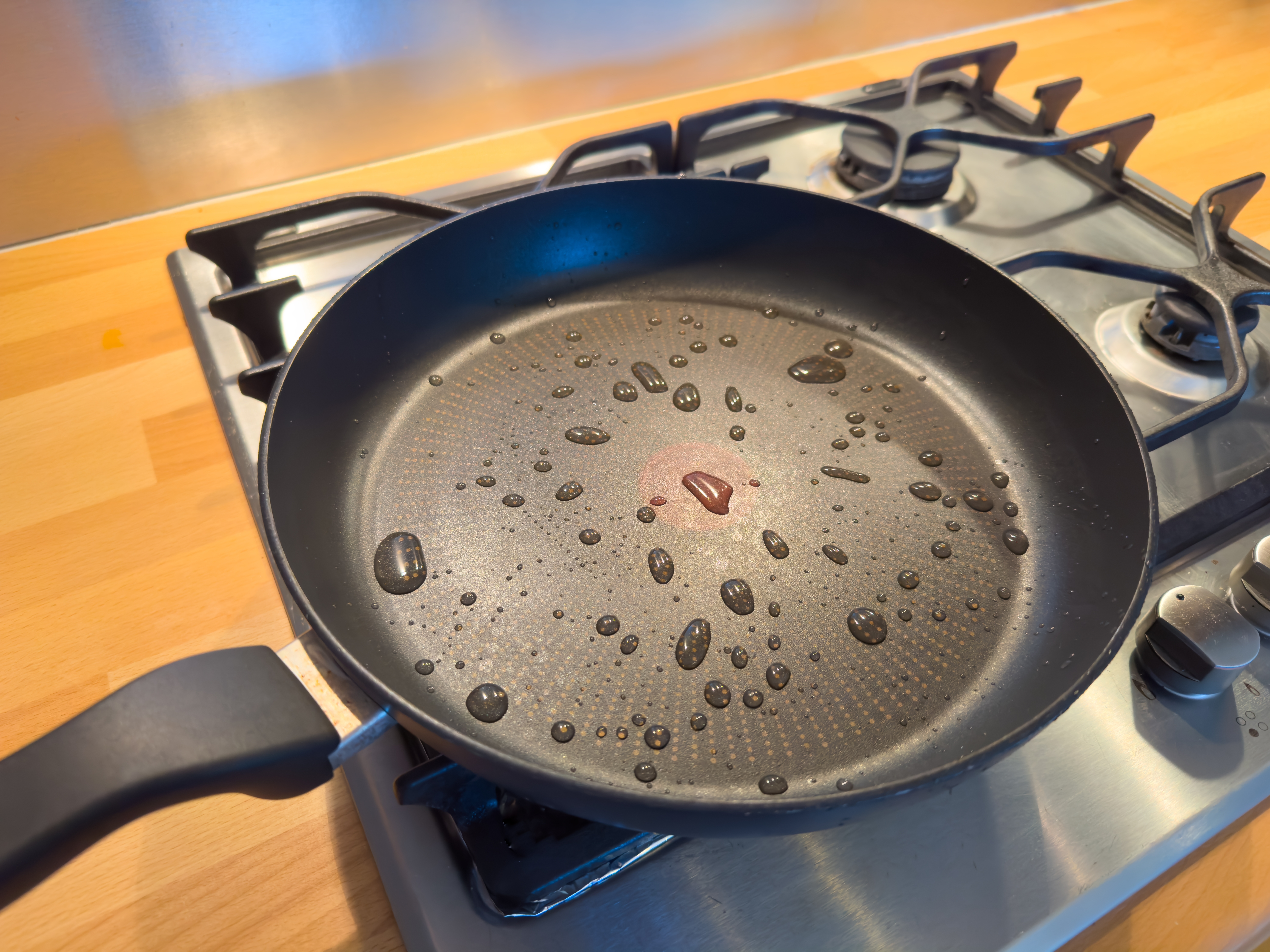 鐵氟龍製造的平底鍋具有不沾黏的功效，在20世紀末是受歡迎的廚房家用品。