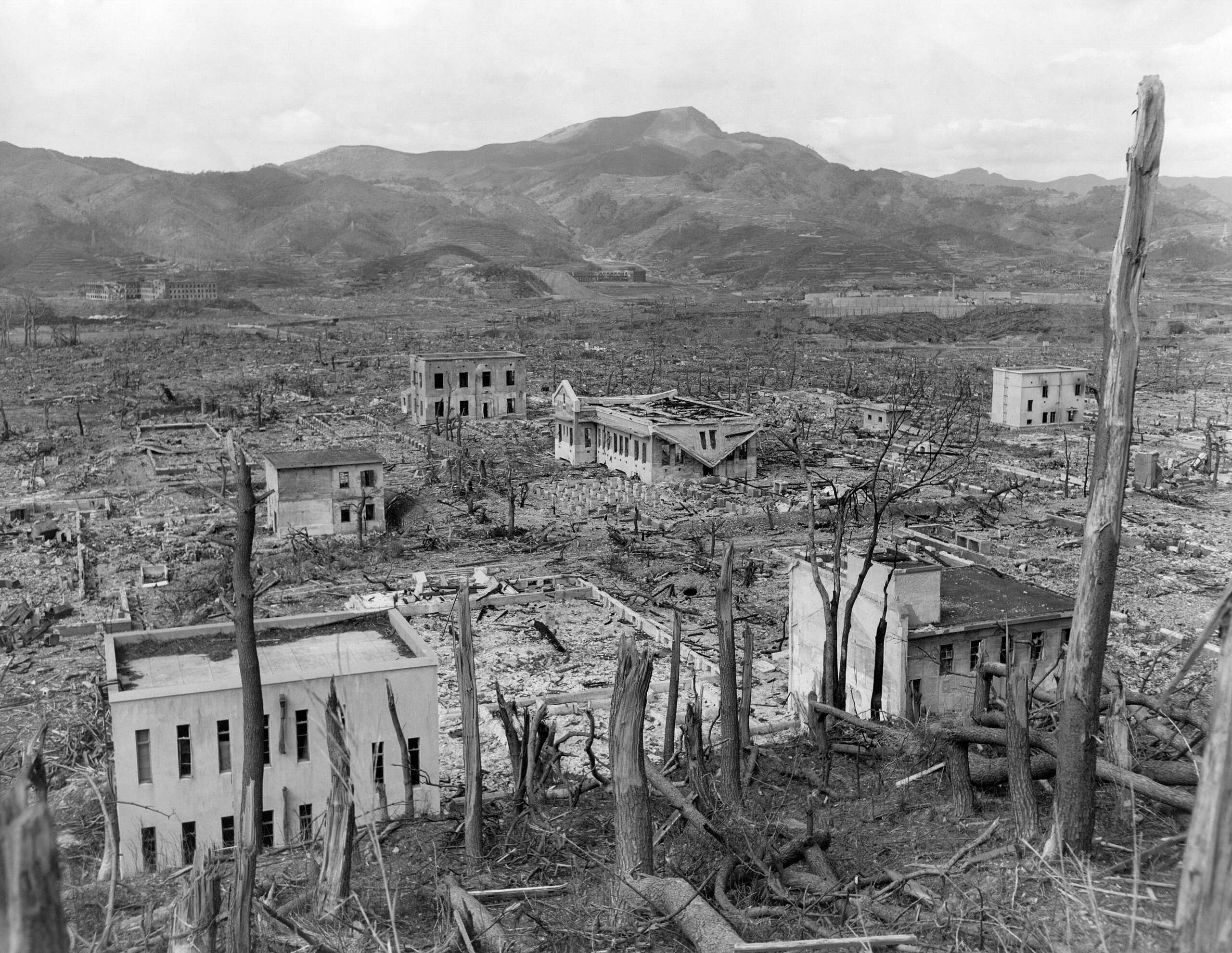 1945年，原子彈轟炸長崎與廣島後，共造成約20萬人死亡，摧毀面積約13平方公里（廣島）和6.7平方公里（長崎）地區，多數建築被夷平。