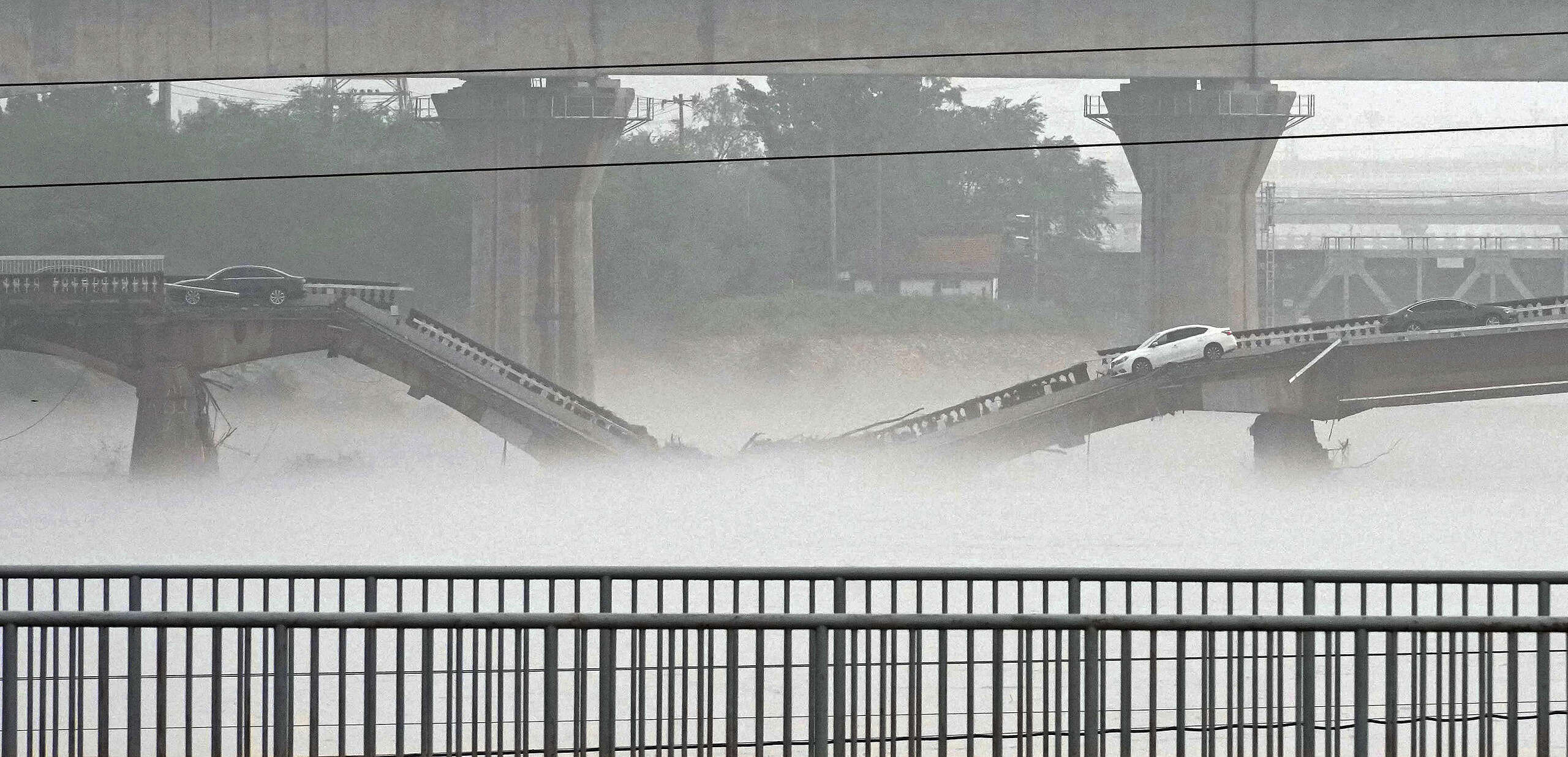 2023年8月1日，杜蘇芮的殘餘環流帶來連日暴雨，北京郊區一座橋梁因此坍塌。