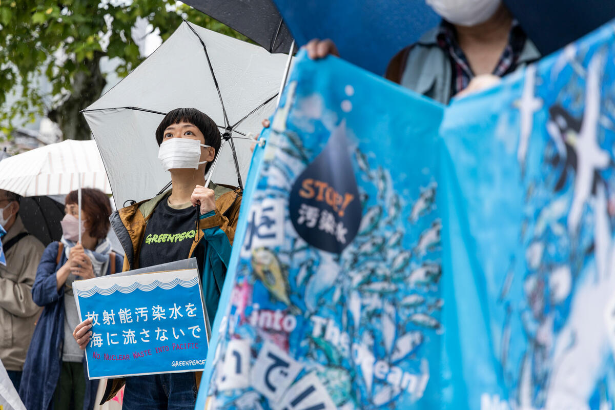 2022年5月13日，綠色和平東京辦公室與其他公民團體在東京街頭抗議政府，竟決議將污染輻射水排入大海。