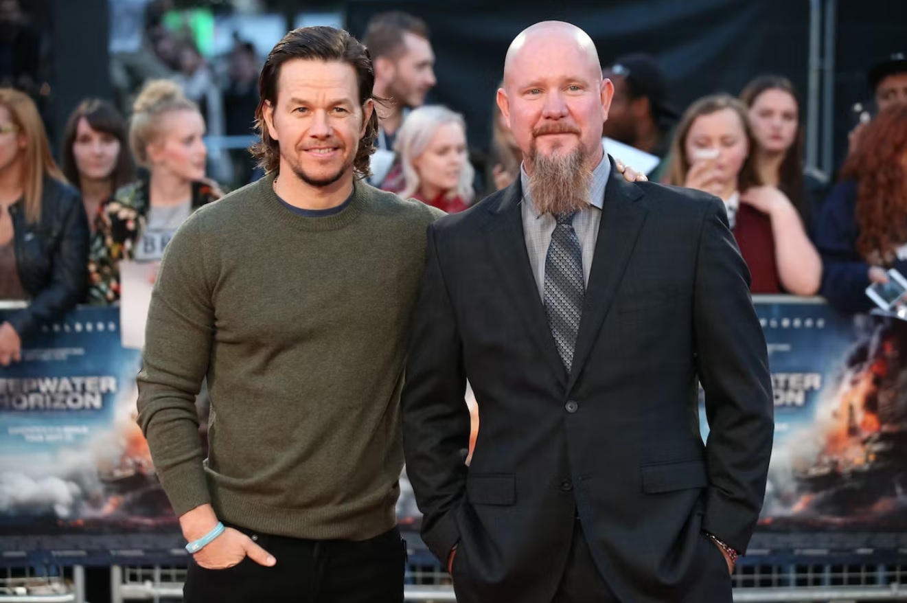 2016年9月26日，電影《怒火地平線》（Deepwater Horizon）歐洲首映會，演員馬克華柏格（Mark Wahlberg，左）飾演男主角，與本尊Mike Williams出席。