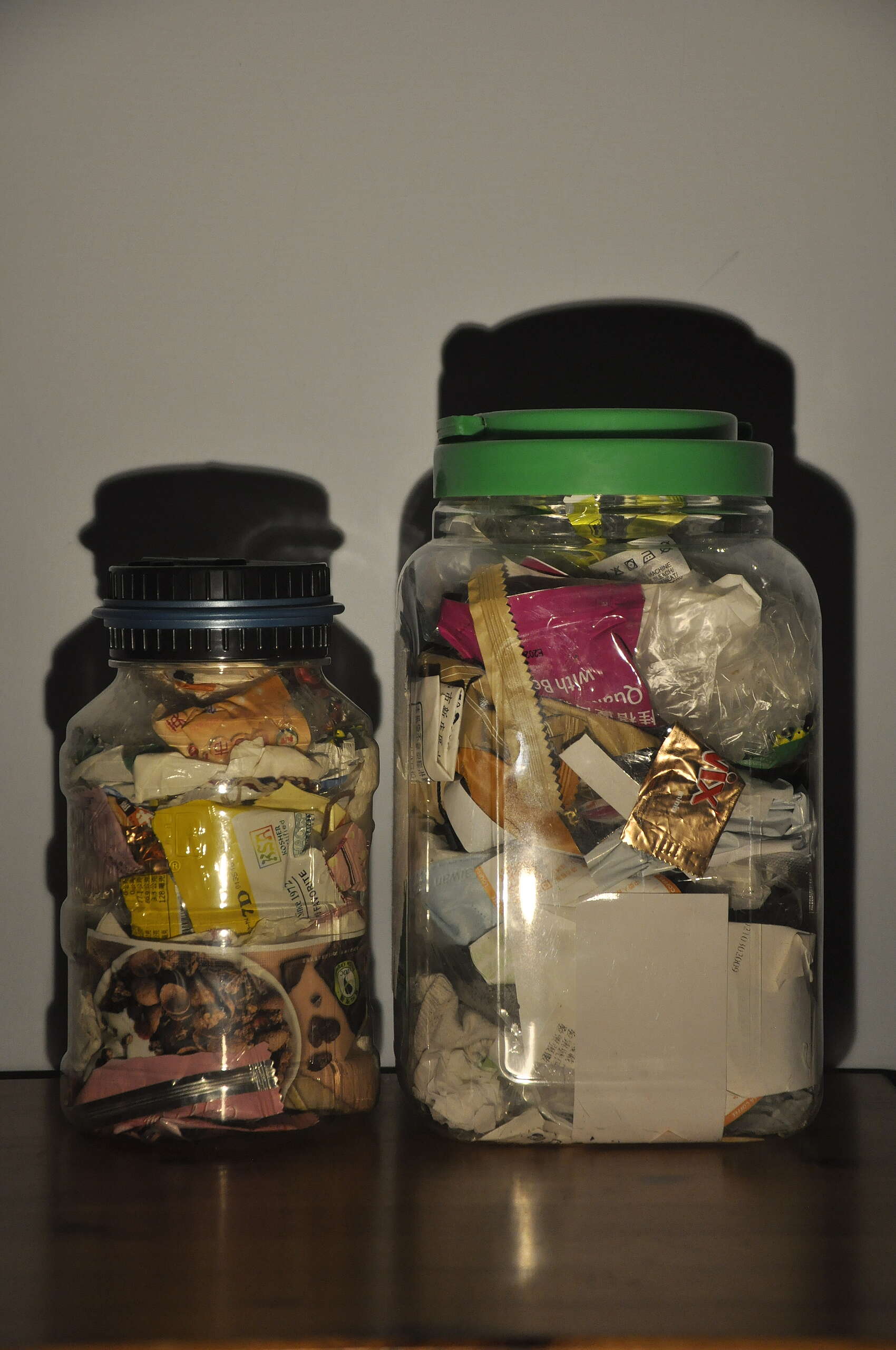 若樺在生活中實踐零廢棄後，個人半年製造的垃圾量，僅僅裝滿兩個糖果罐。