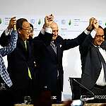 2015年12月12日，法國總統（右起）、COP21主席、聯合國氣候部長、聯合國秘書長舉起雙手，歡慶通過《巴黎協定》。