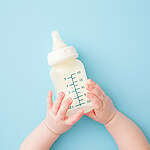 許多嬰兒奶瓶是由7號塑膠PC（Polycarbonate，中文是「聚碳酸酯」）製成，但可能含有有毒物質雙酚A（BPA），須小心選購。