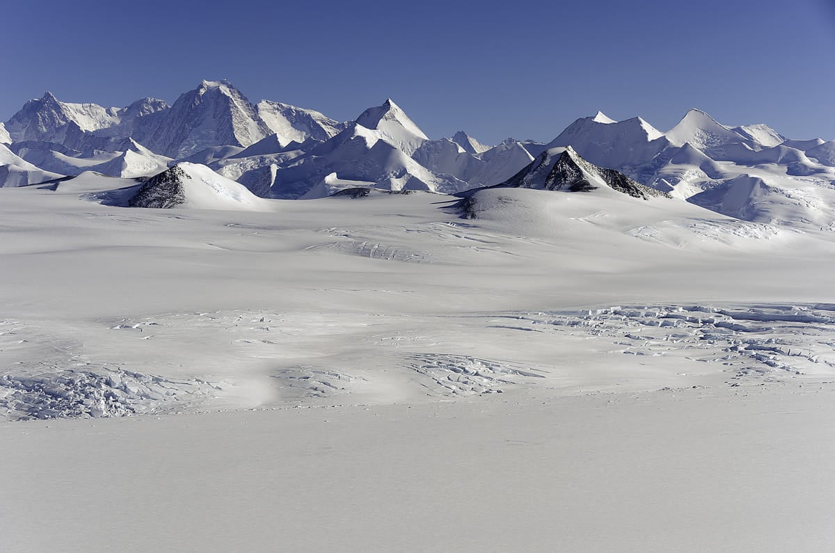 南極埃爾斯沃思山脈（Ellsworth Mountains）有座猶如金字塔的山峰，引來網民無限猜想。
