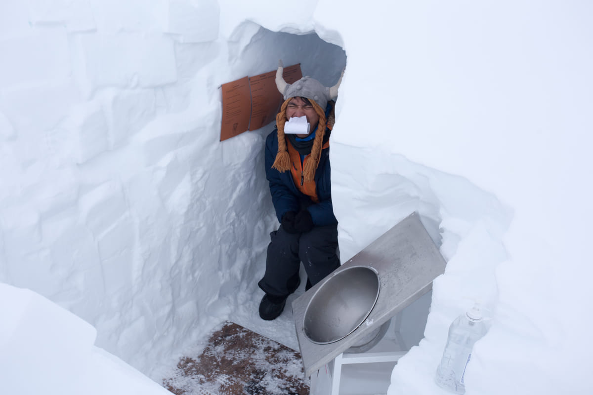 極地研究與探險專家Wilson在南極建立冰屋廁所，更自告奮勇收集眾人的排泄物，再由飛機運送離開南極。