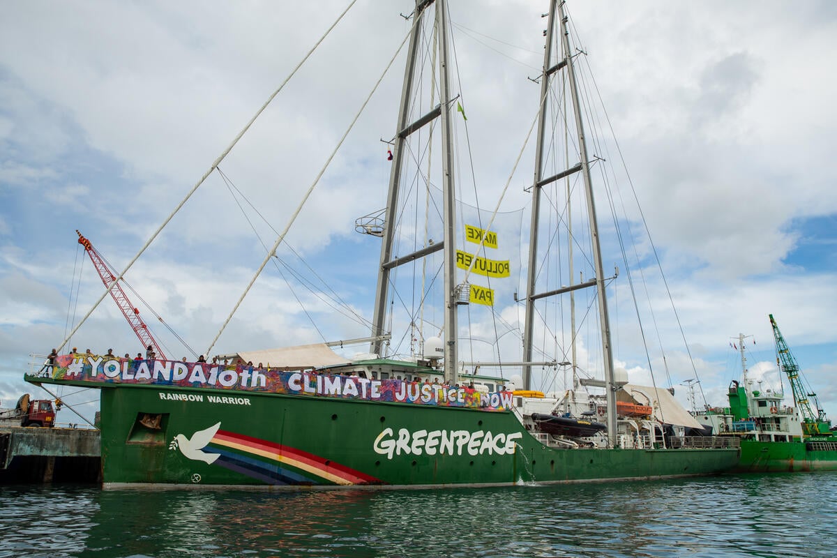 2023年11月8日，參與氣候遊行的民眾與彩虹勇士號的船員相見歡，並掛上「氣候正義，就是現在」的橫布條。