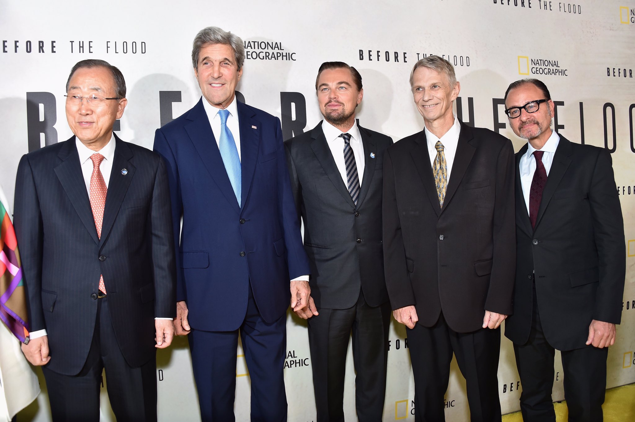 2016年10月21日，《洪水來臨前》於紐約聯合國大樓放映，導演費雪史帝夫（右一）和擔任聯合國和平大使的李奧納多狄卡皮歐（右二）出席，與聯合國秘書長等政府官員合影。