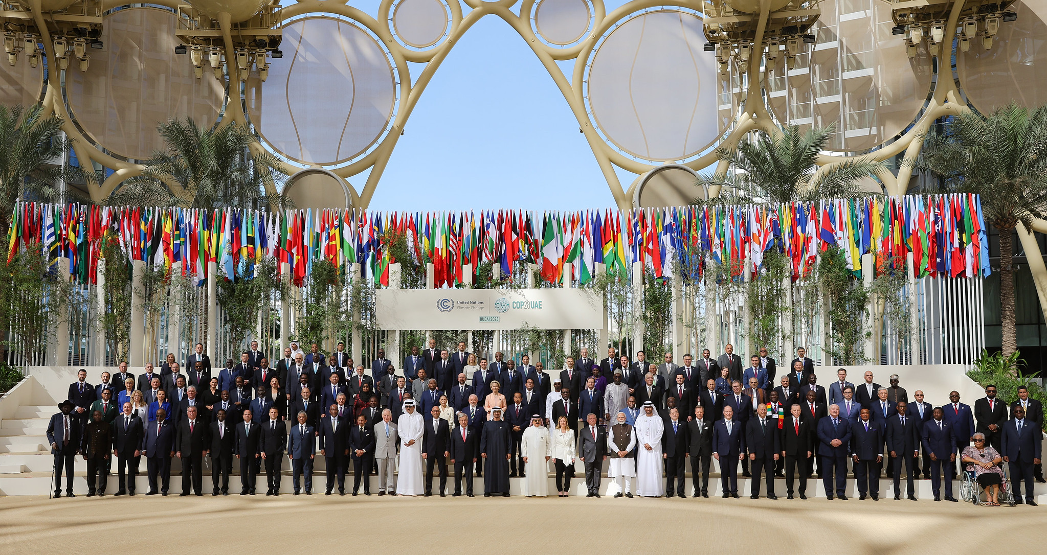 2023年12月1日，於杜拜舉辦的第28屆聯合國氣候變遷大會（COP28），多國代表合影。