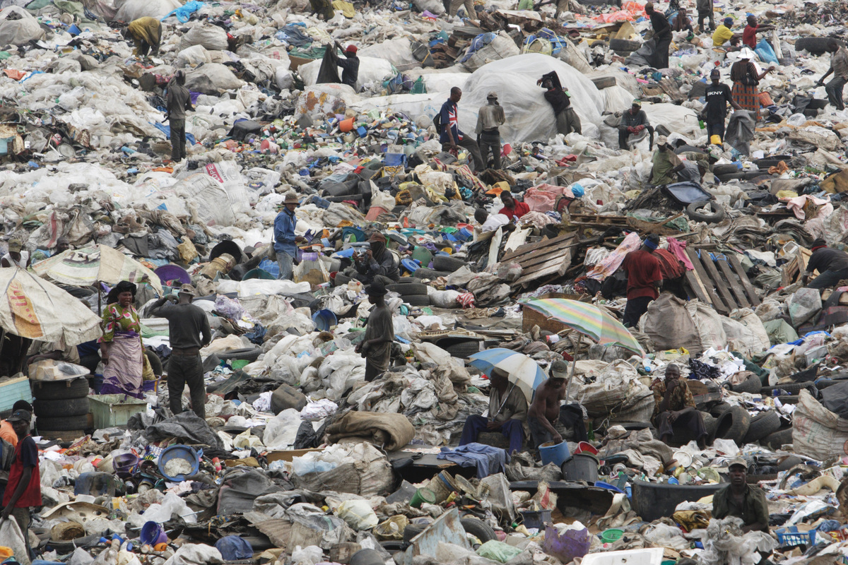位於奈及利亞拉哥斯的垃圾場，棄置大量一次性塑膠與塑膠袋。