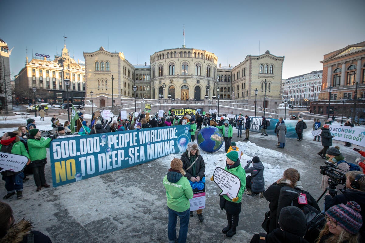 2024年1月9日，來自各國的綠色和平行動者及環保組織聚集於挪威國會外，向政府嚴正要求停止深海採礦計畫。