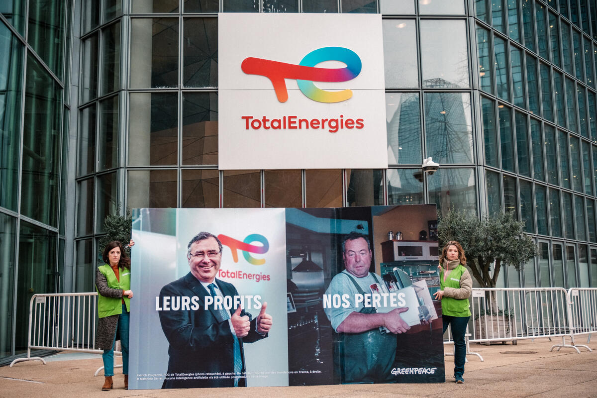 2024年2月，綠色和平行動者於道達爾石油公司（TotalEnergies）總部外立起一座巨型看板，展示道達爾CEO與當地遭受淹水侵擾的居民的照片，寫著「我們的利潤，你們的損失」，問責該企業助長氣候變遷。