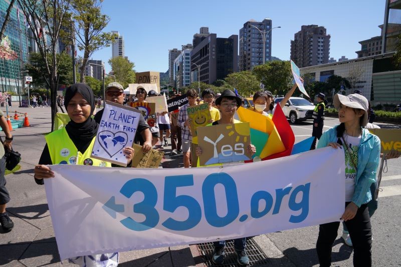 在臺中生活的育儀（右一）長年受空污問題困擾，於是開始關注能源議題，在數年前加入國際氣候變遷組織 350.org ，也投入了空污遊行。