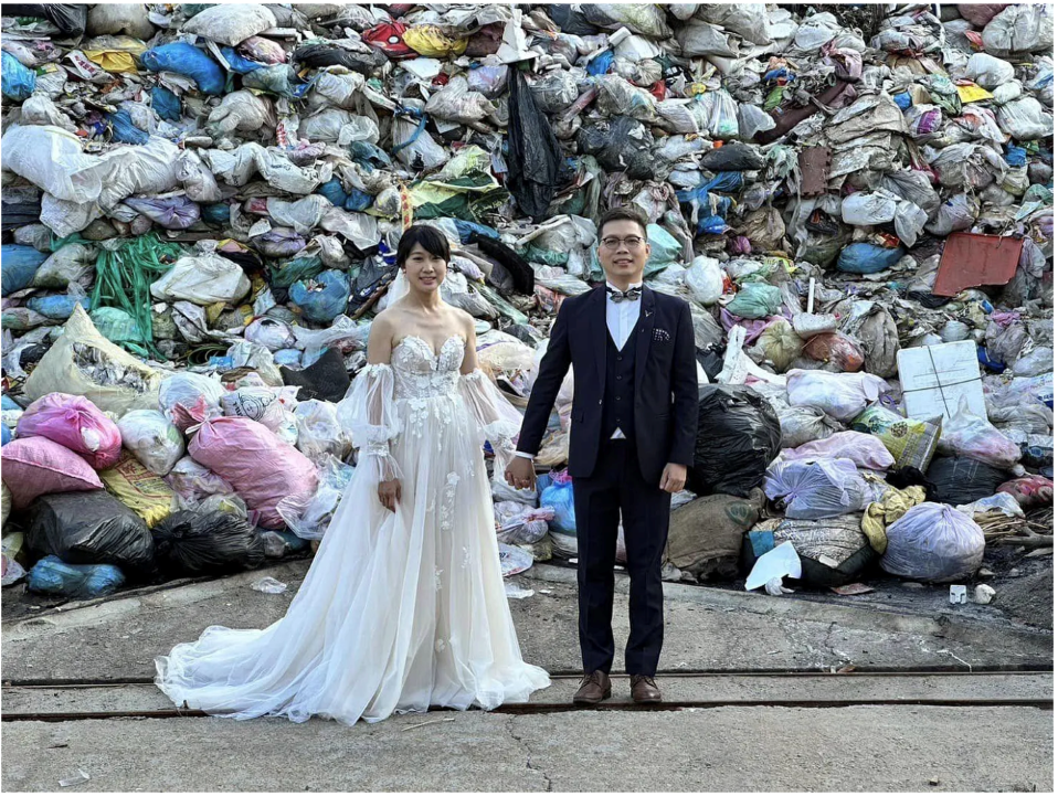 2023 年 10 月 14 日，紹芸（左）和她的先生邱義洋到埔里垃圾山拍攝婚紗照，原本是為了要遊說親友自備容器參加環保婚禮，沒想到意外獲得媒體廣泛報導，讓更多人注意到臺灣垃圾爆量的問題。