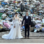 2023 年 10 月 14 日，紹芸（左）和她的先生邱義洋到埔里垃圾山拍攝婚紗照，原本是為了要遊說親友自備容器參加環保婚禮，沒想到意外獲得媒體廣泛報導，讓更多人注意到臺灣垃圾爆量的問題。