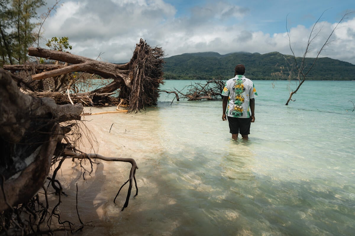 隨著氣候變遷導致海平面上升，萬那杜小島面臨海岸侵蝕危機。