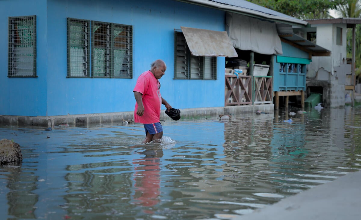 氣候變遷導致海平面上升，衝擊許多沿海居民。2023年3月，高漲的潮水使吐瓦魯居民家園遭海水覆蓋。