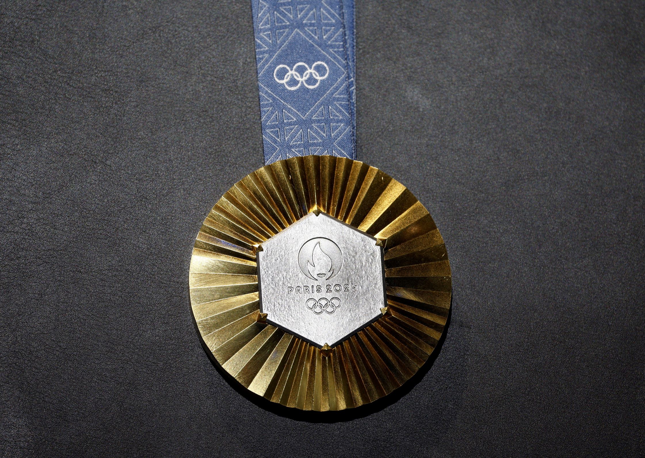 巴黎奧運獎牌設計在2024年2月正式亮相，圖為金牌。