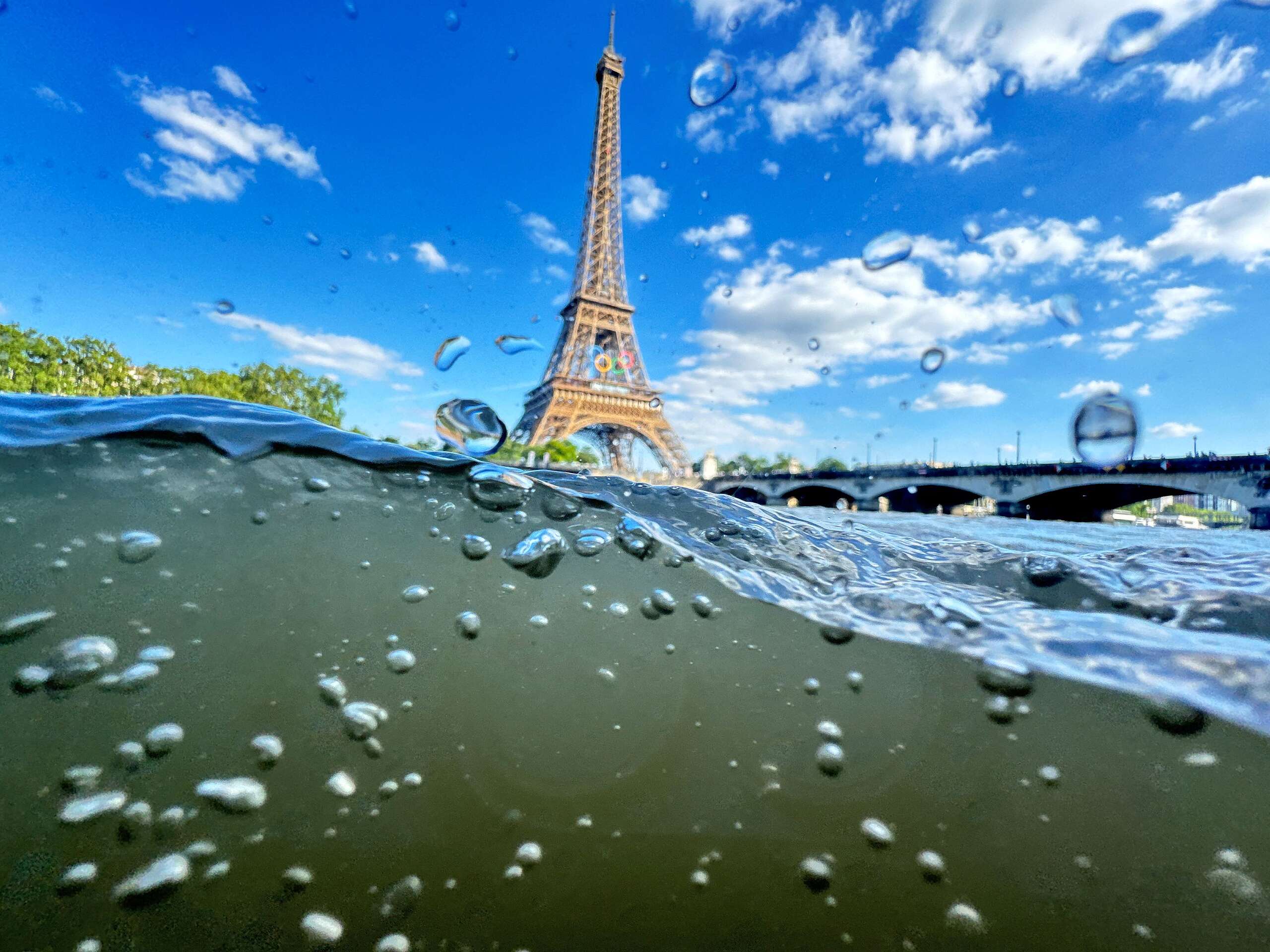 鏡頭從塞納河中望向巴黎鐵塔的景象。