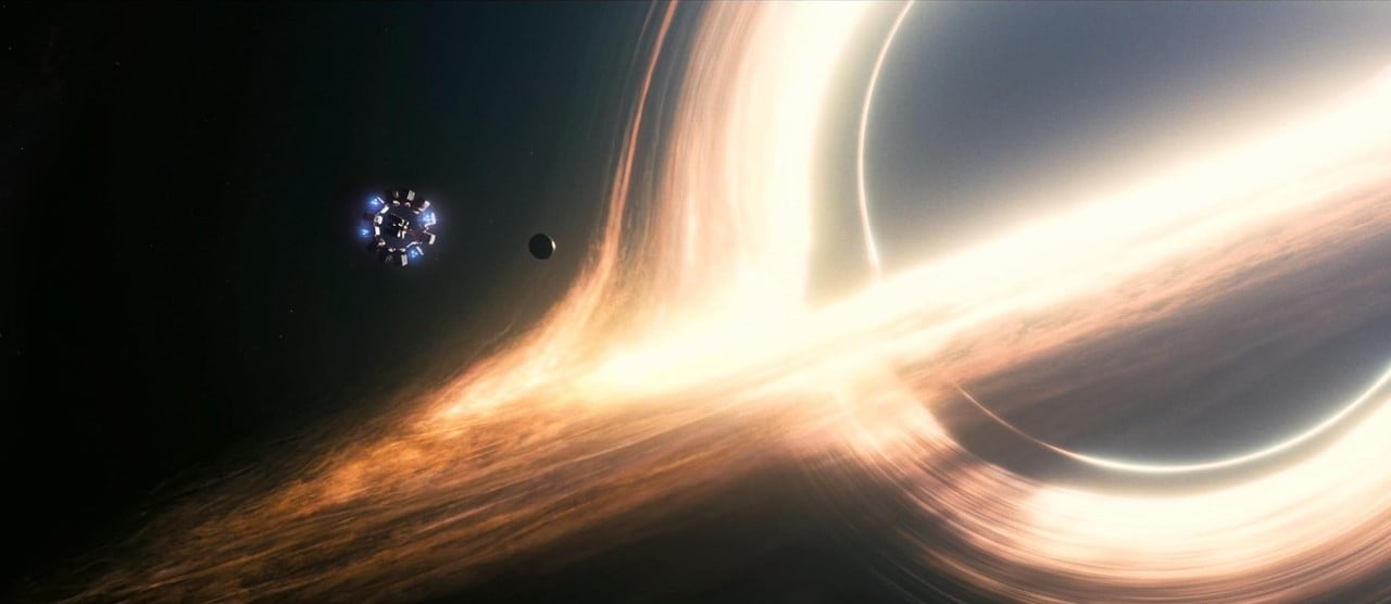 電影《星際效應》中，太空站靠近黑洞的畫面。