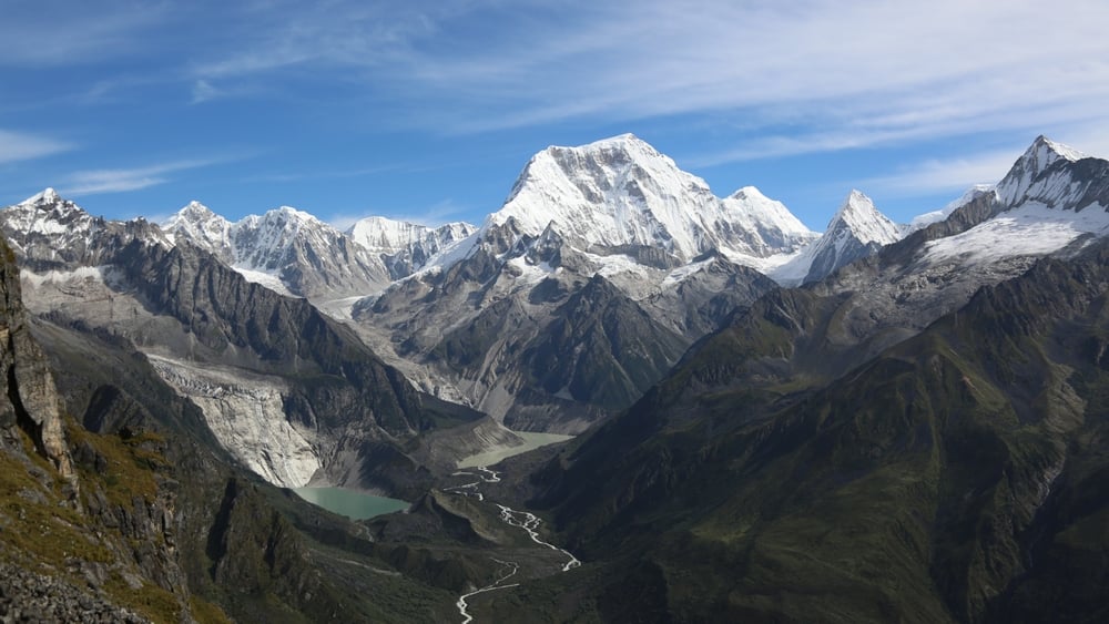 不丹國土擁有許多高山和冰川，是當地重要的水資源，卻因氣候變遷暗藏水患風險。