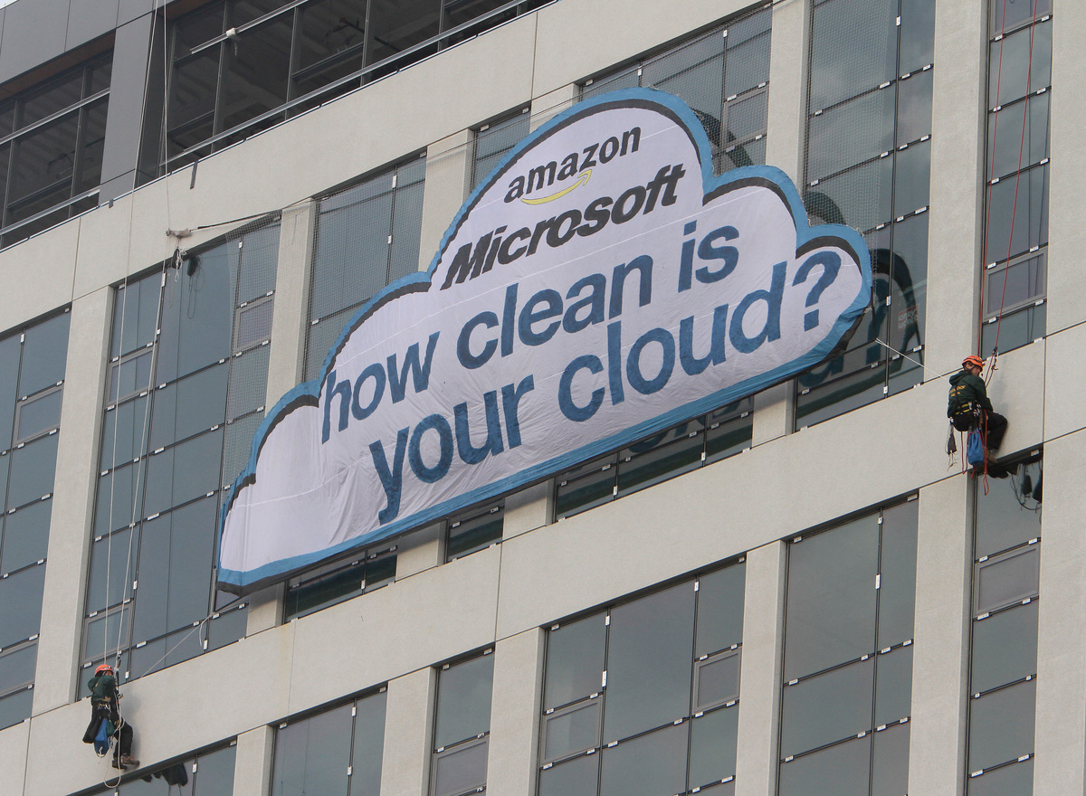 2012年，綠色和平行動者於Amazon新總部大樓和微軟辦公室對面，吊掛巨幅布條「你的雲端有多乾淨？」，倡議科技公司應將用電量大的數據中心轉用再生能源，減緩氣候危機。最終相繼承諾將100%使用再生能源的目標。