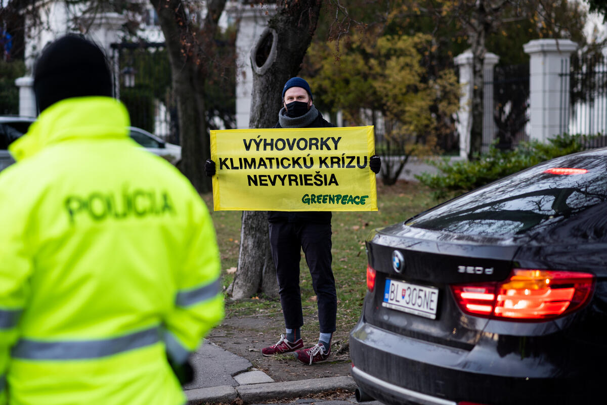 斯洛伐克：行動者在總理辦公室出入口進行「65小時氣候抗議」，每小時輪流展示標語，倡議政府將減碳目標設於在2030年前減排65％，並向斯洛伐克政府施壓，促請參與歐盟會議時，展現勇於承擔的風範。