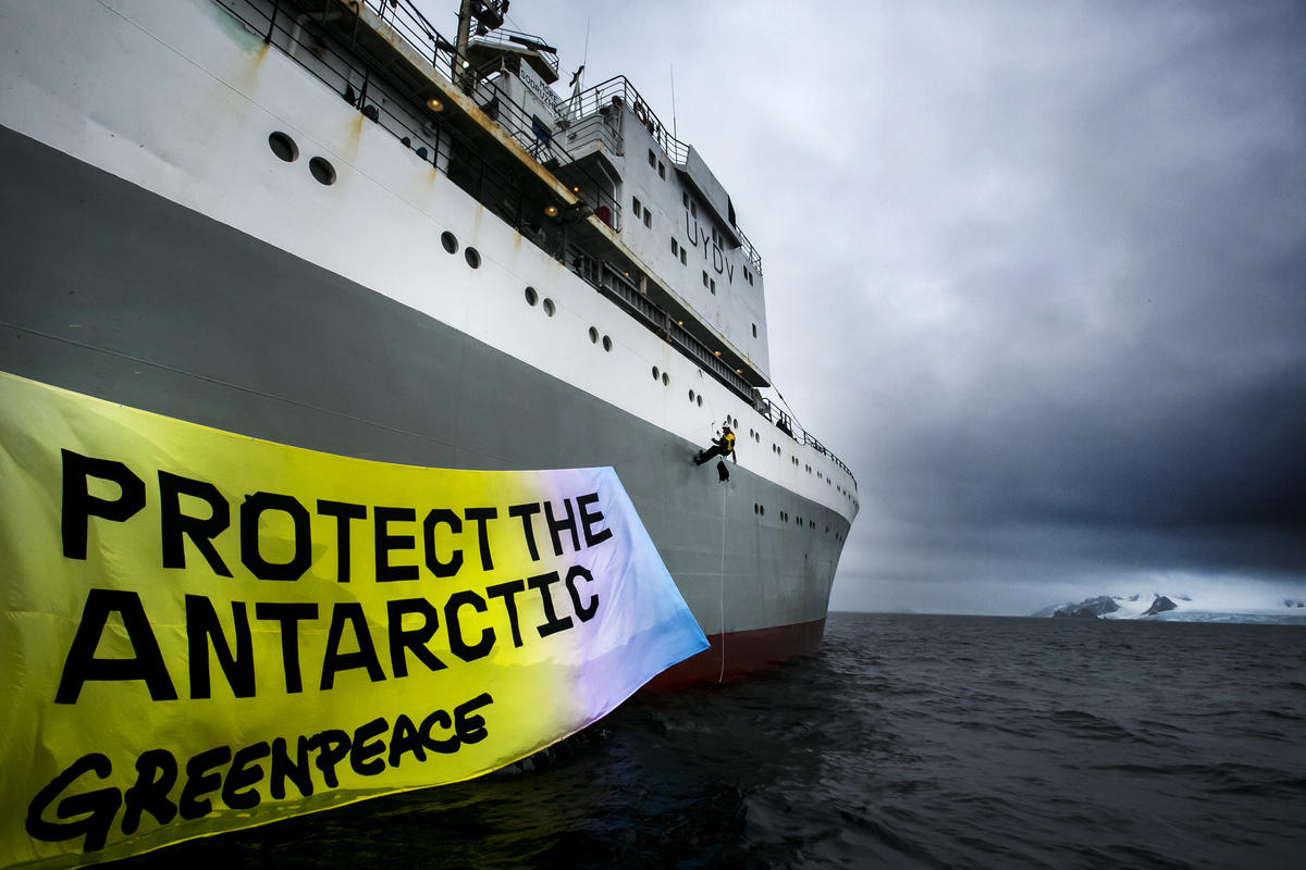 2018年，綠色和平在南極格林威治島附近，向磷蝦捕撈漁船倡議「守護南極」。