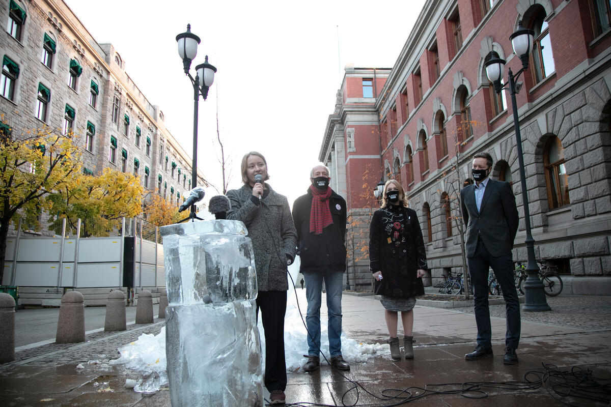 「自然與青年」成員Therese Hugstmyr Woie（左起）、「祖父母氣候行動」成員Steinar Winther Christensen、地球之友挪威辦公室秘書長Maren Esmark及綠色和平挪威辦公室總監Frode Pleym，在逐漸融化的地球冰雕旁舉行記者會，促請各國加快守護氣候腳步。