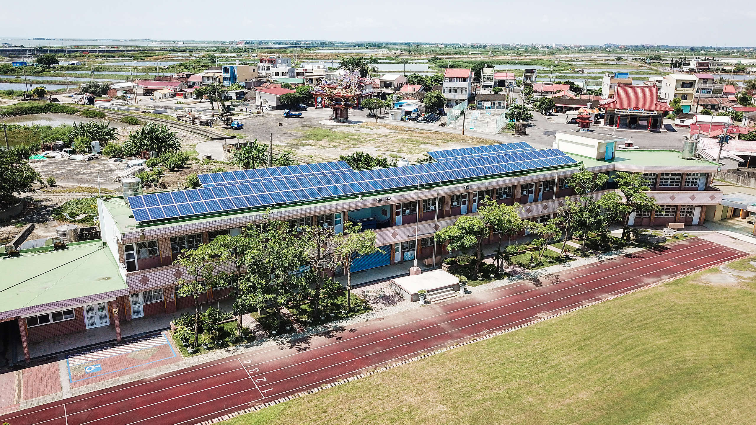 屋頂型太陽光電在建築屋頂就能發電，可取得電力並減少生態破壞。