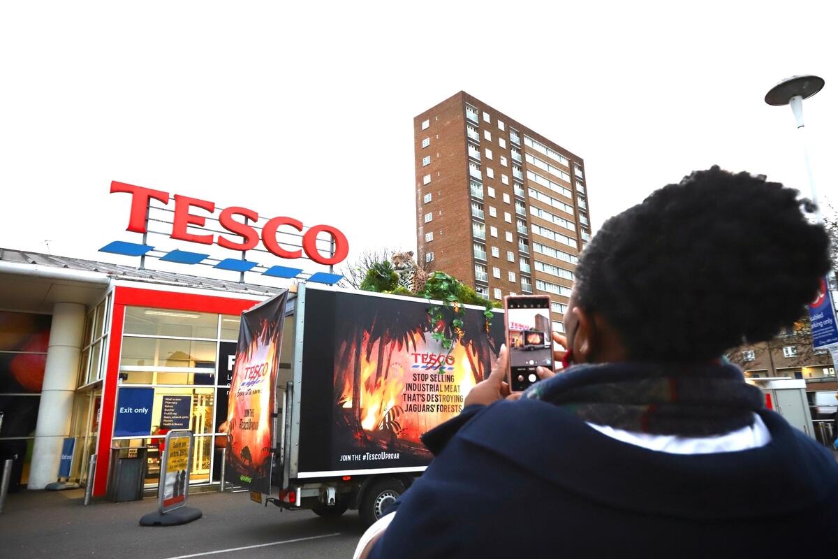 綠色和平英國行動者把動畫中的主角美洲豹，帶到英國超級市場龍頭Tesco的門市，要求超市提高環保意識，停止購入「毀林肉」。