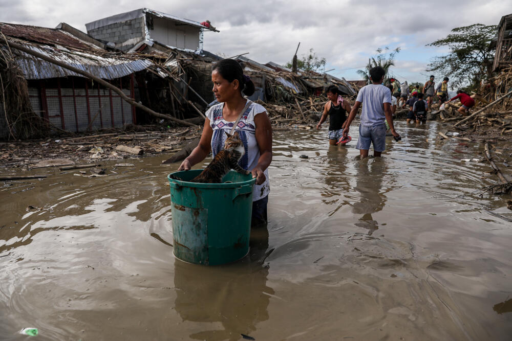 菲律賓當地遭颱風梵高無情蹂躪。